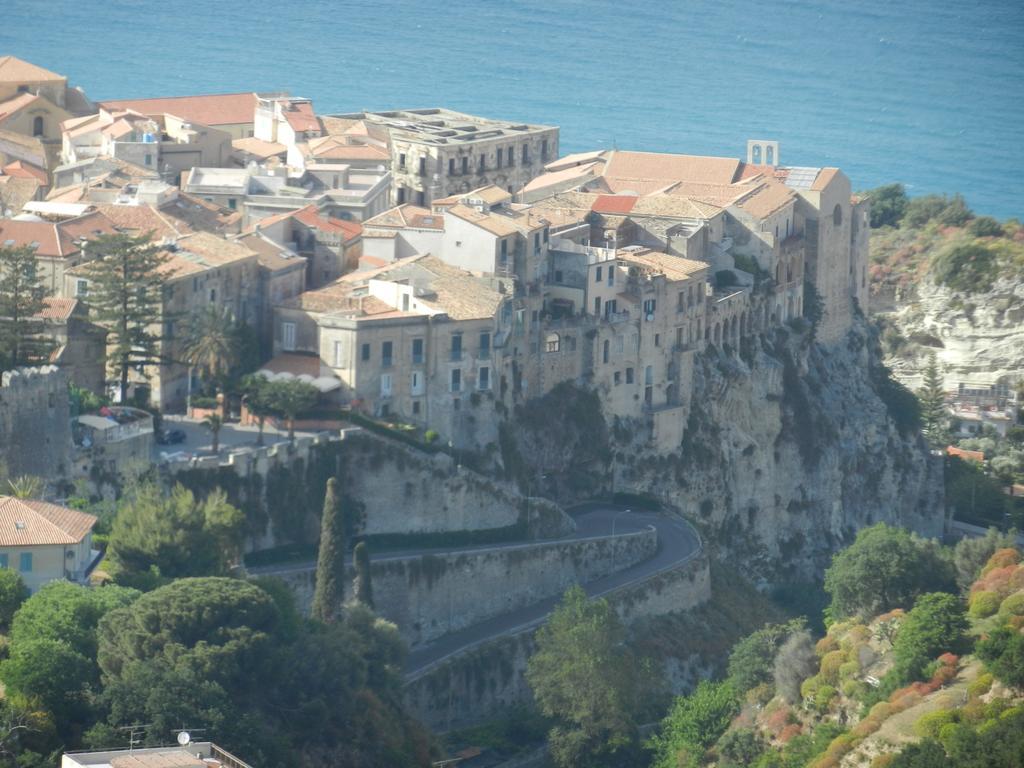Le Case Del Carmine Con Giardino E Parcheggio A Tropea Exterior photo