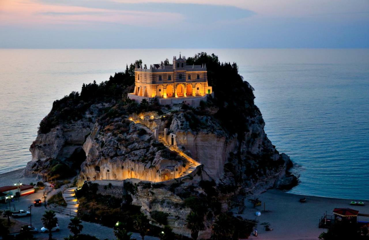 Le Case Del Carmine Con Giardino E Parcheggio A Tropea Exterior photo